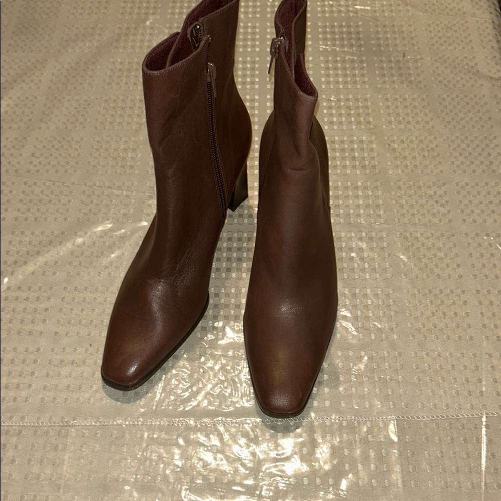Elegant Brown Leather Ankle Boots USED